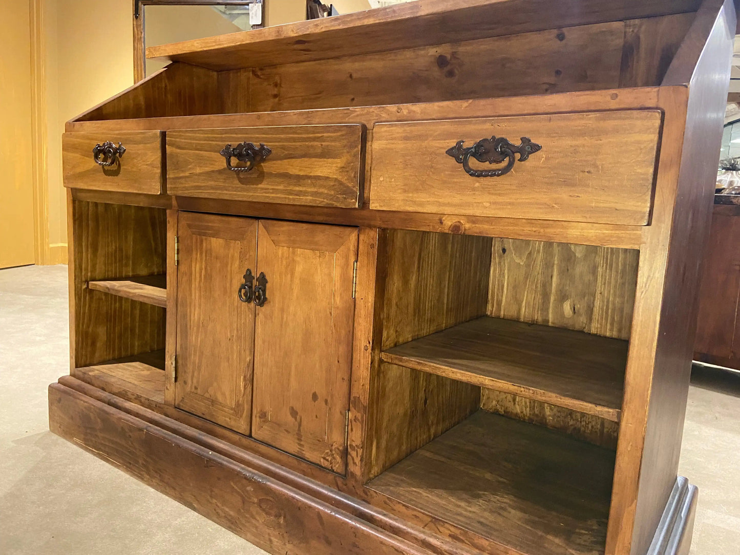 Back of Bar with the drawers closed showing depth shelf spaces